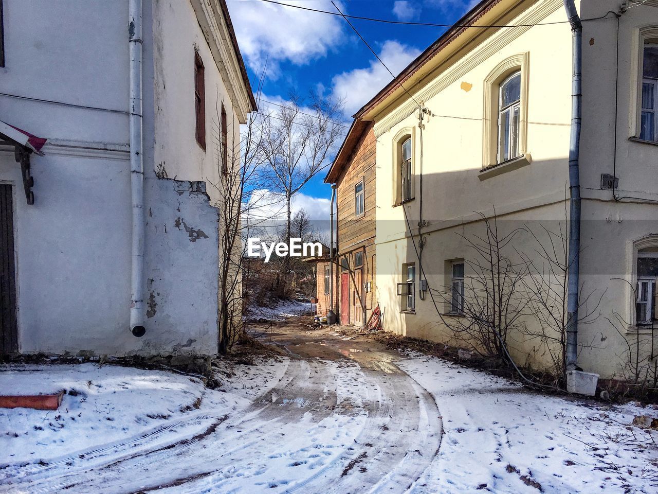 HOUSES IN SNOW