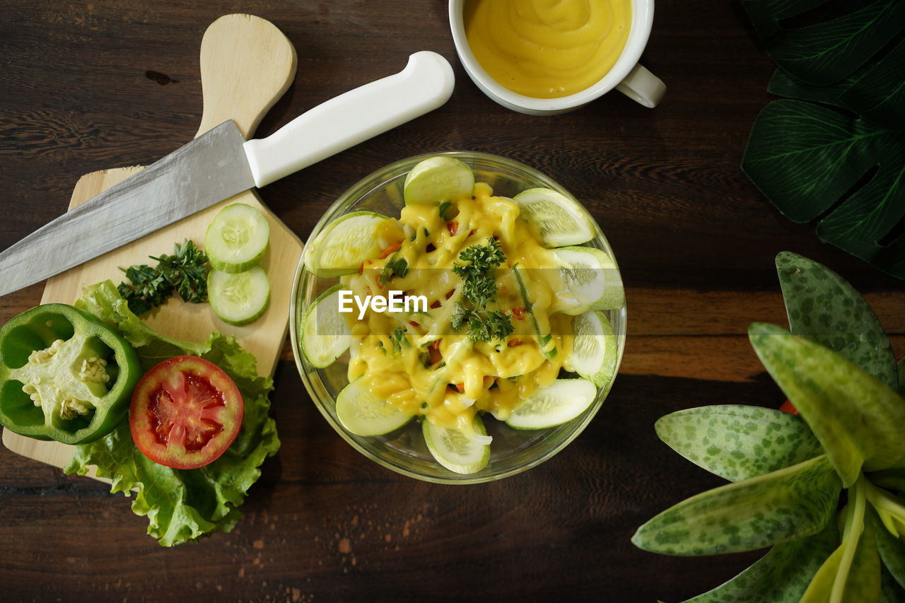 HIGH ANGLE VIEW OF CHOPPED FRUITS AND TABLE