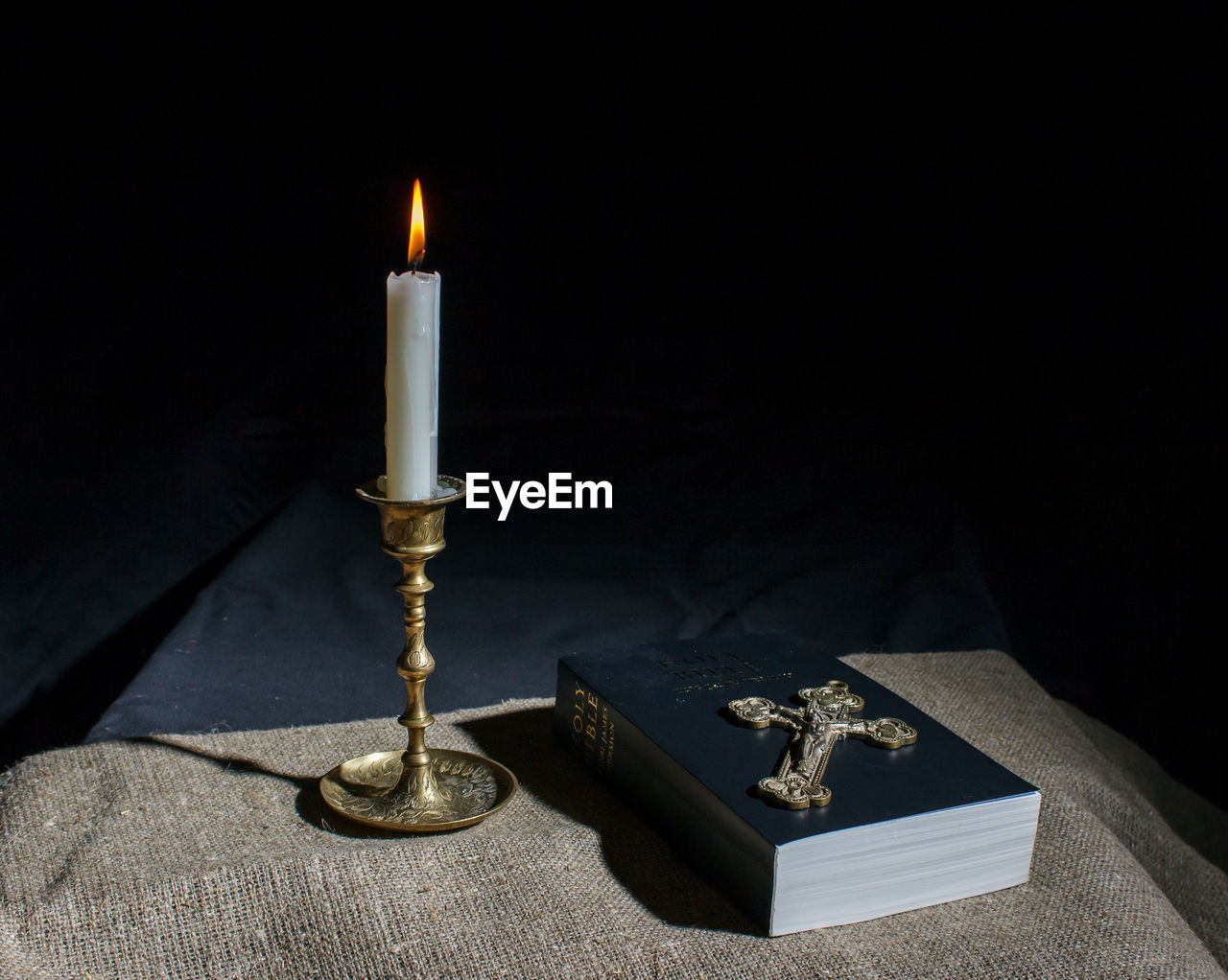 HIGH ANGLE VIEW OF ILLUMINATED LAMP ON TABLE