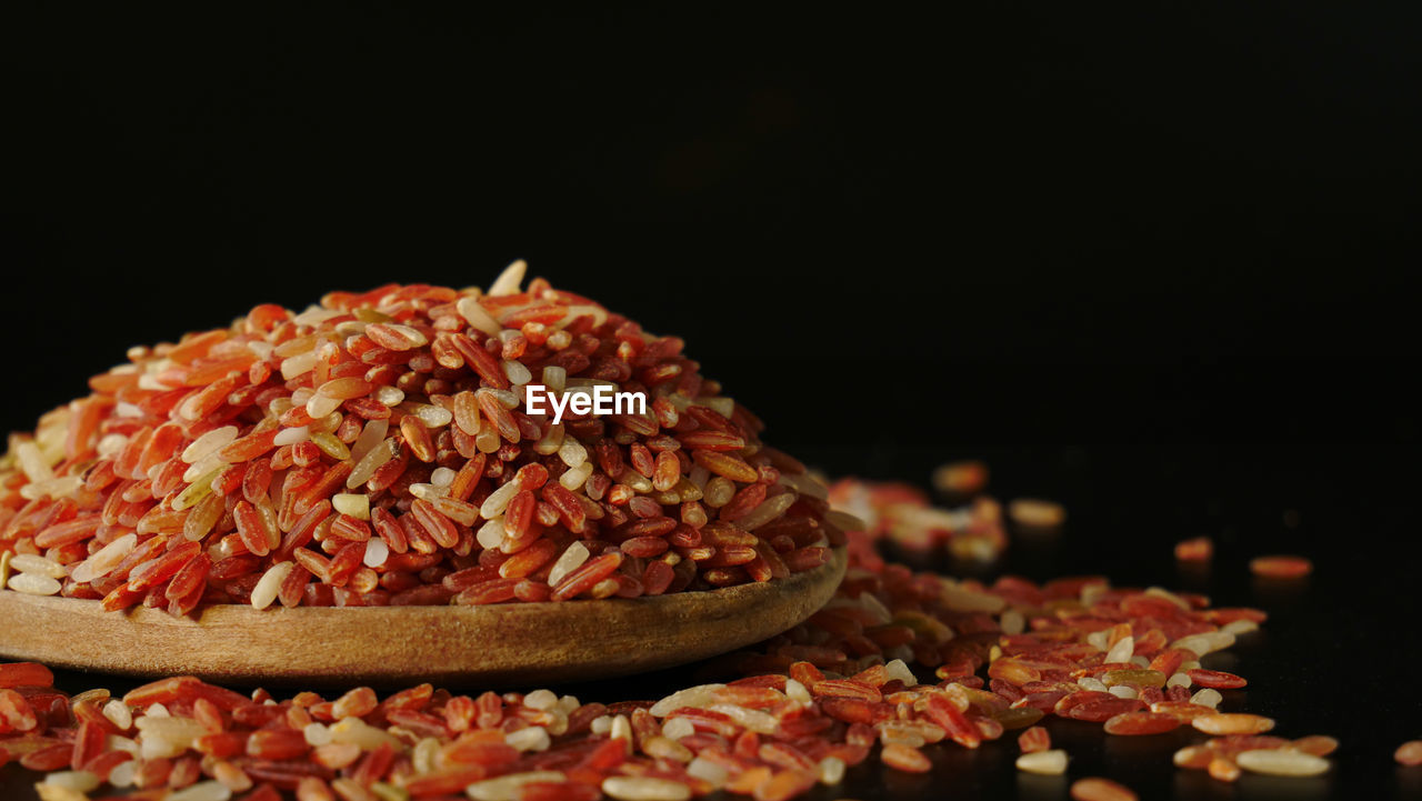 CLOSE-UP OF DRIED FRUITS