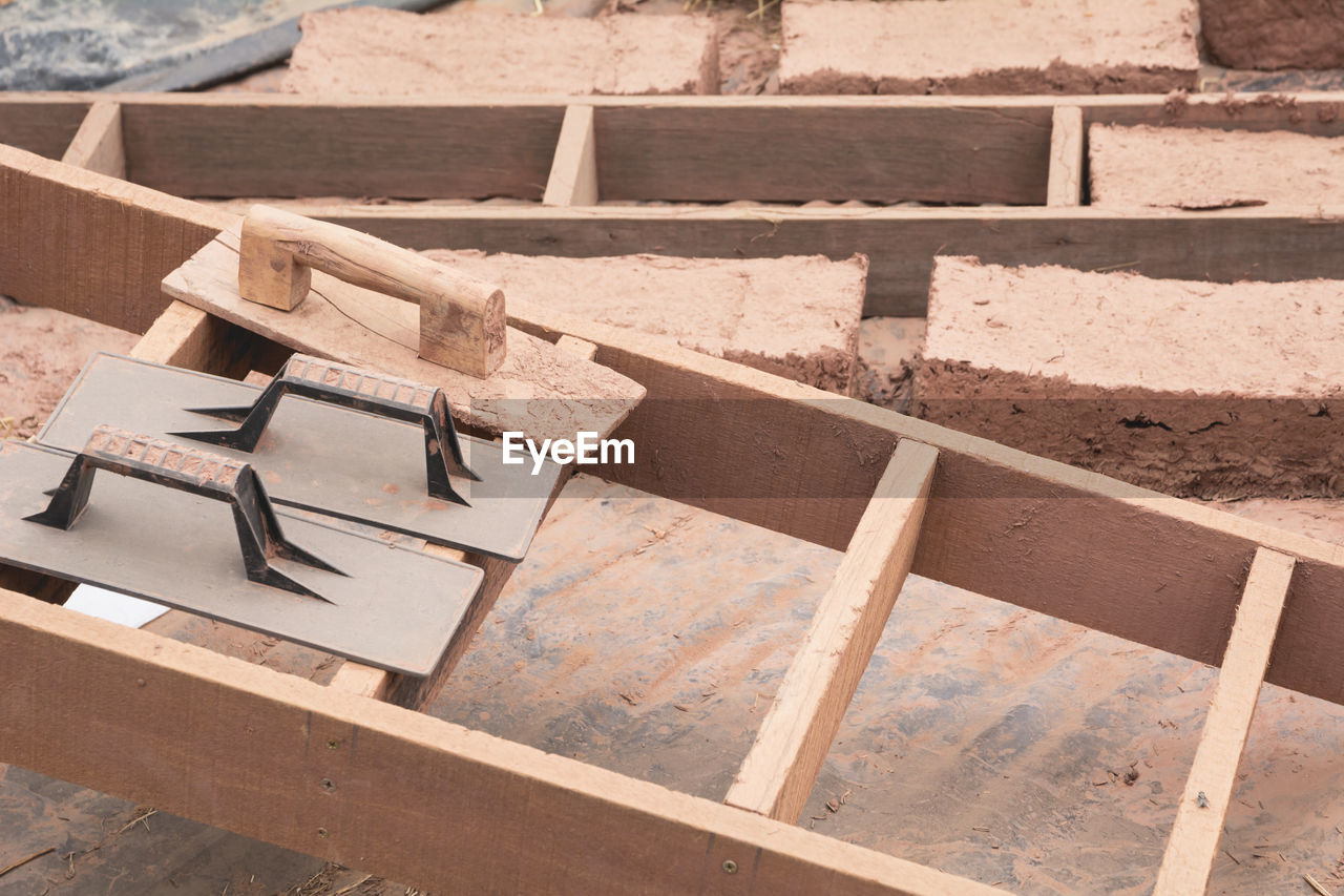 HIGH ANGLE VIEW OF CONSTRUCTION SITE AT THE HOME