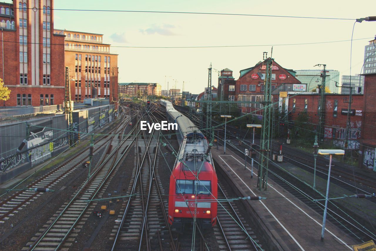 RAILROAD TRACKS IN CITY AGAINST SKY