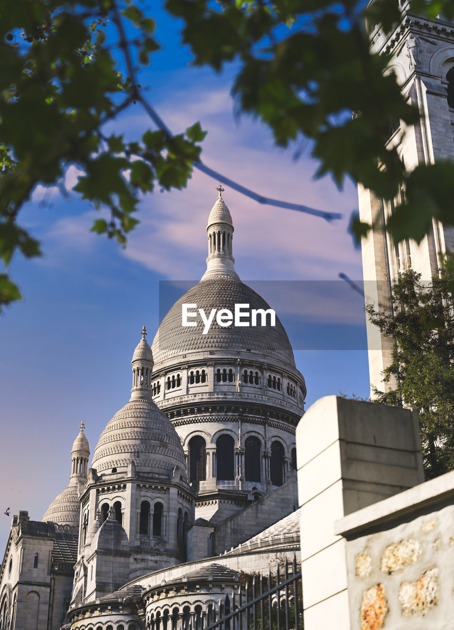 LOW ANGLE VIEW OF BUILDINGS AGAINST SKY