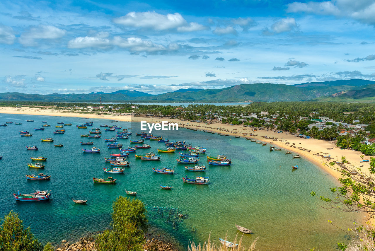 HIGH ANGLE VIEW OF BOATS IN BAY