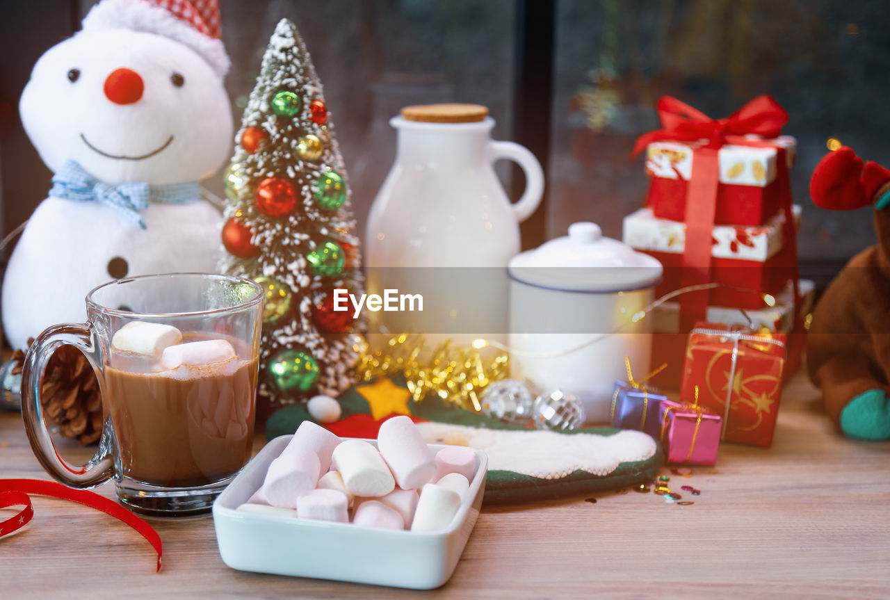 CLOSE-UP OF CHRISTMAS DECORATIONS ON TABLE AT HOME