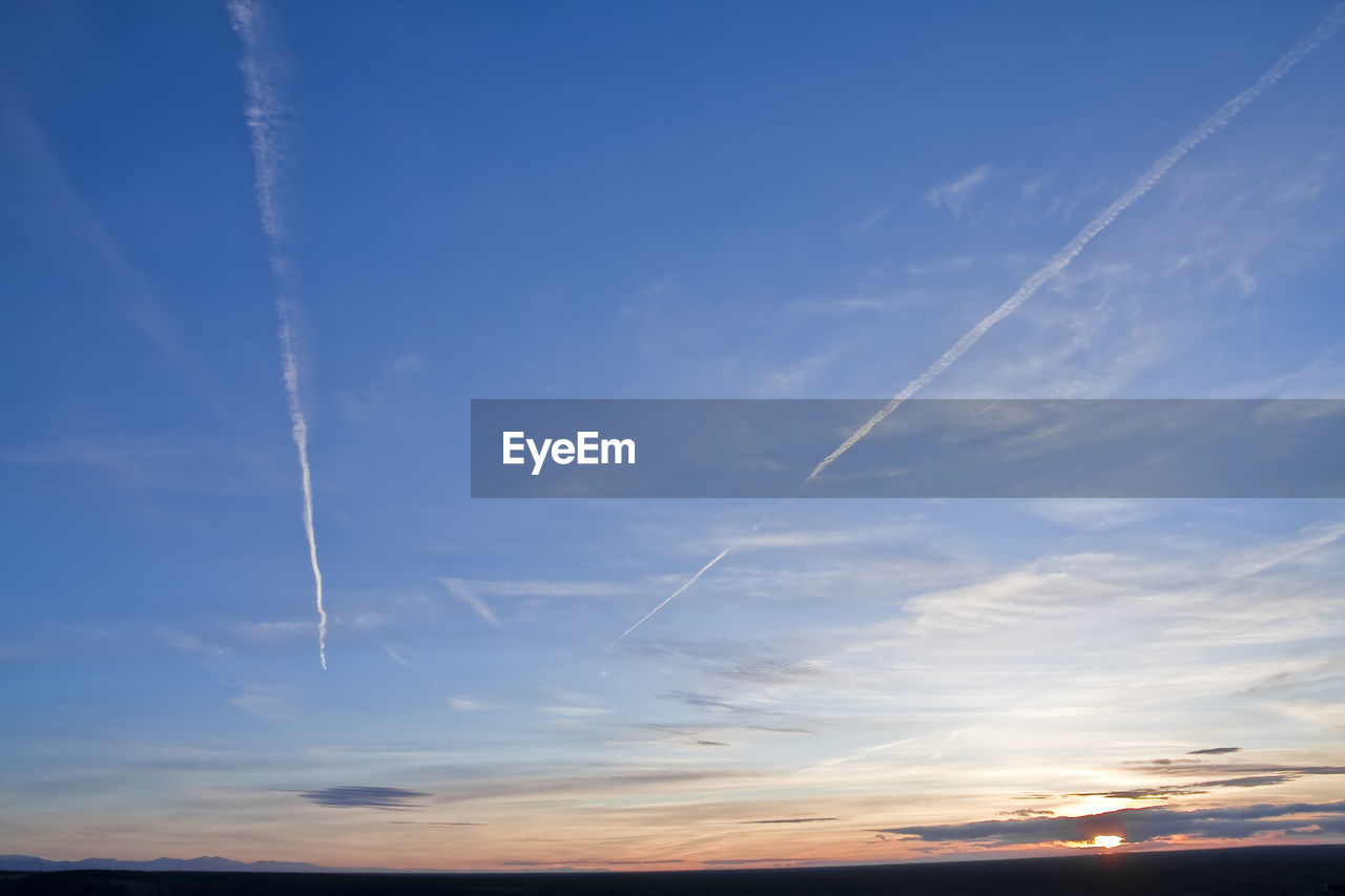 VAPOR TRAIL IN SKY