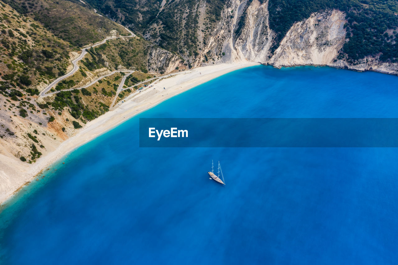 HIGH ANGLE VIEW OF BOATS ON SEA