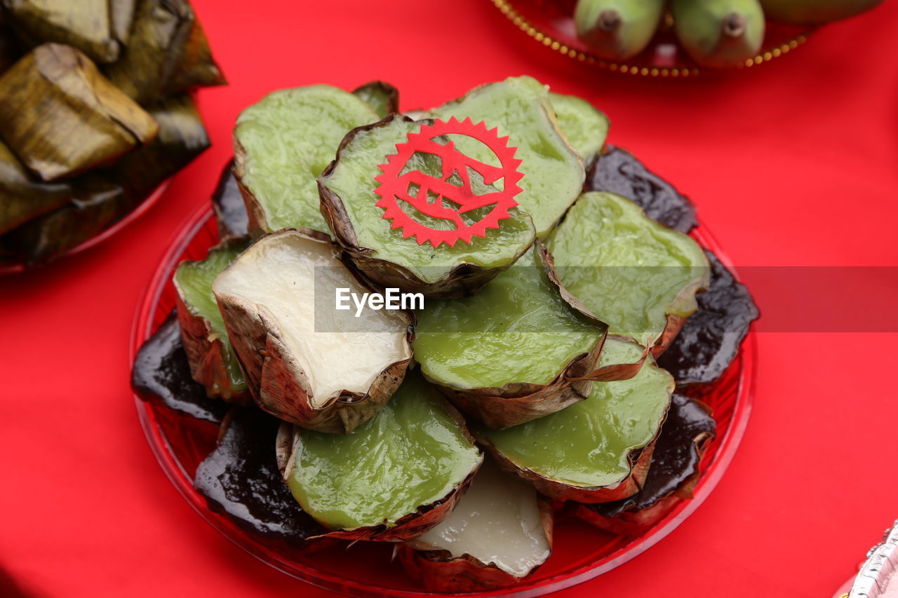 HIGH ANGLE VIEW OF FRUITS IN PLATE