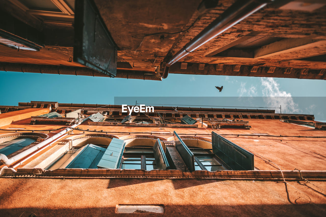 LOW ANGLE VIEW OF BUILDING AGAINST SKY