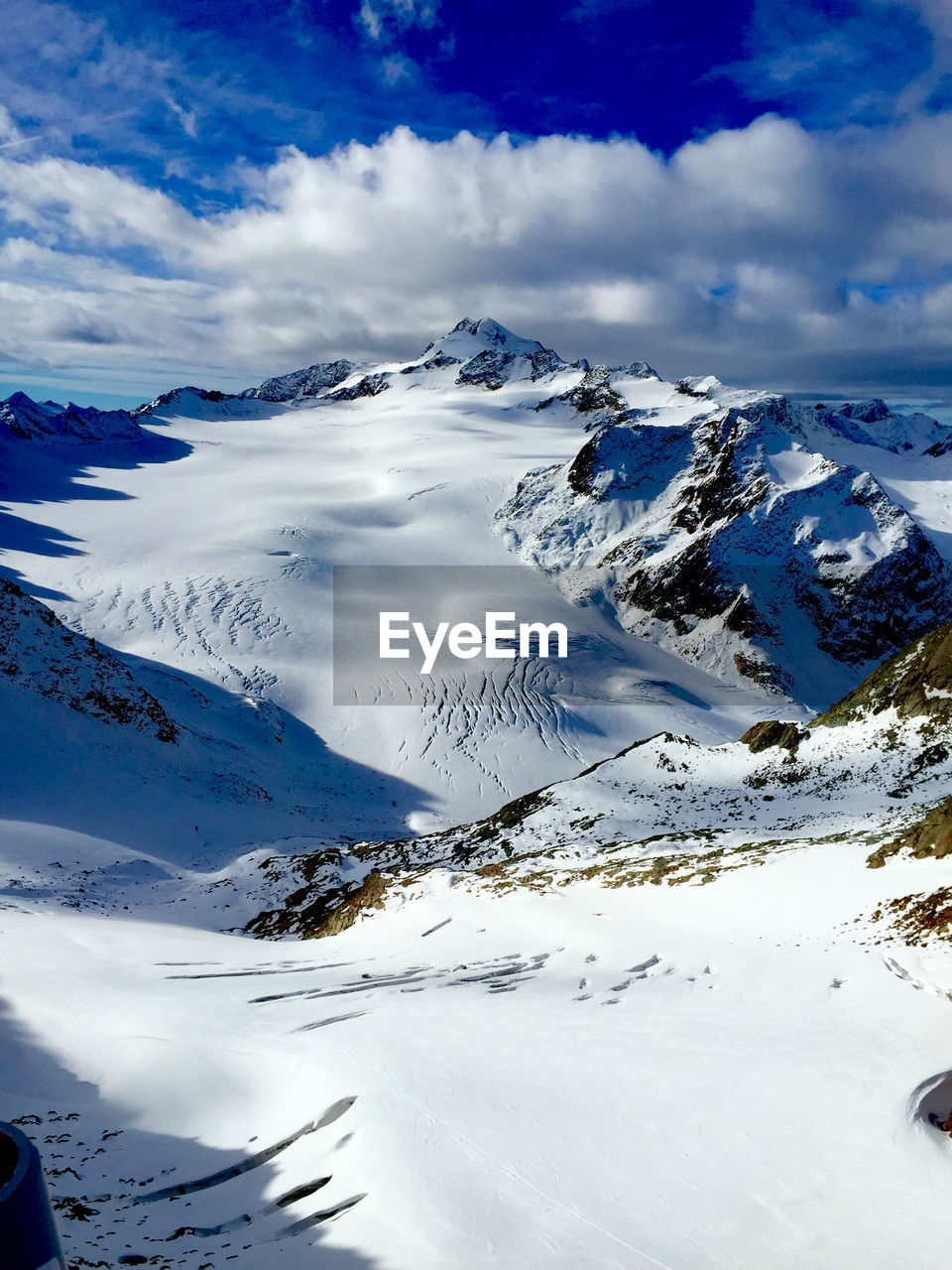 SCENIC VIEW OF SNOWCAPPED MOUNTAINS