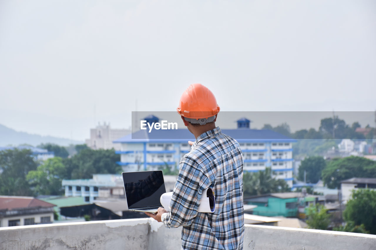 MAN WORKING ON CONSTRUCTION SITE