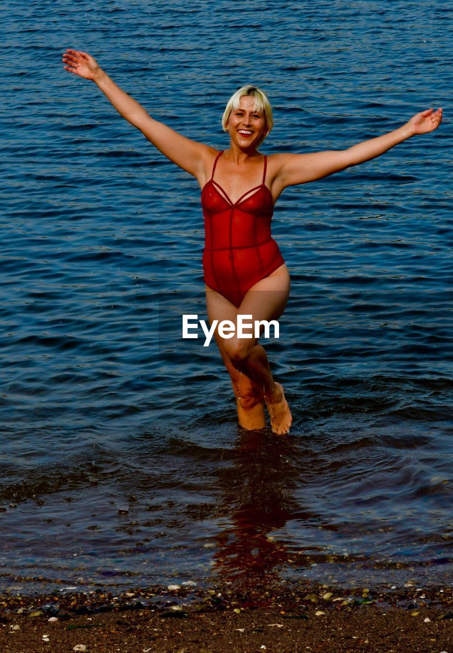 PORTRAIT OF YOUNG WOMAN IN SEA