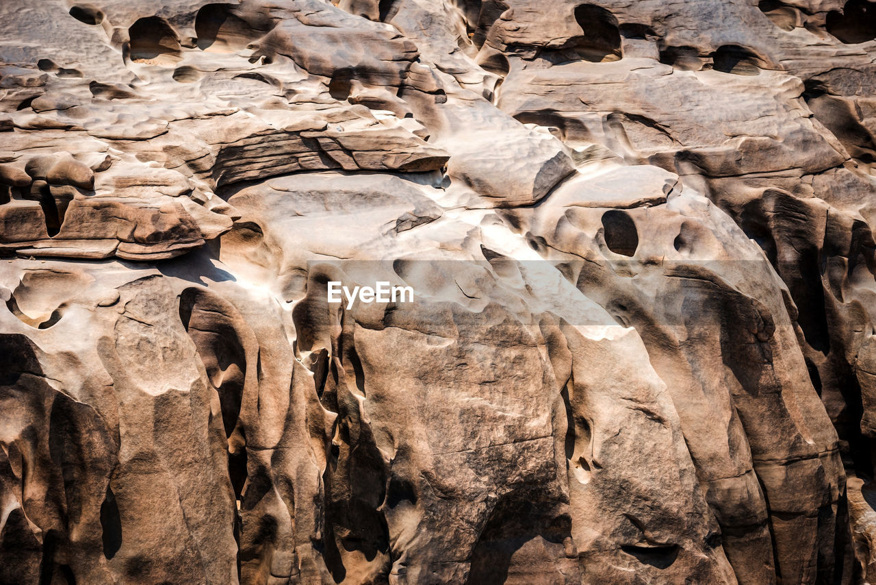 FULL FRAME OF A ROCK