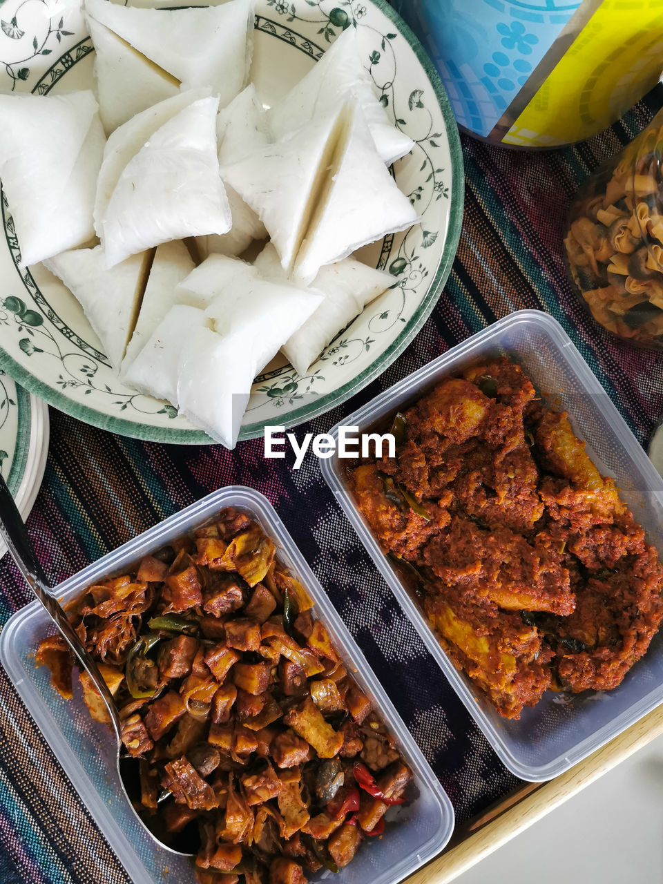 HIGH ANGLE VIEW OF FOOD SERVED IN PLATE