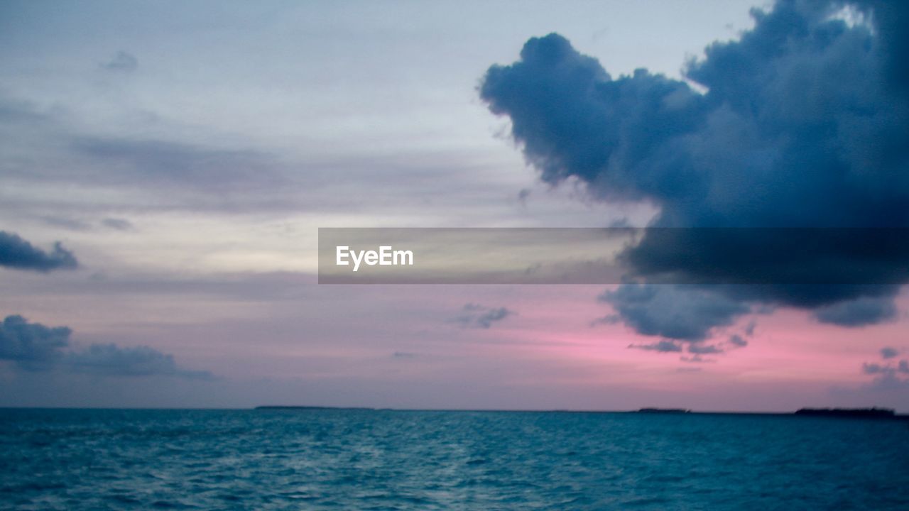 SCENIC VIEW OF SEA AGAINST SUNSET SKY