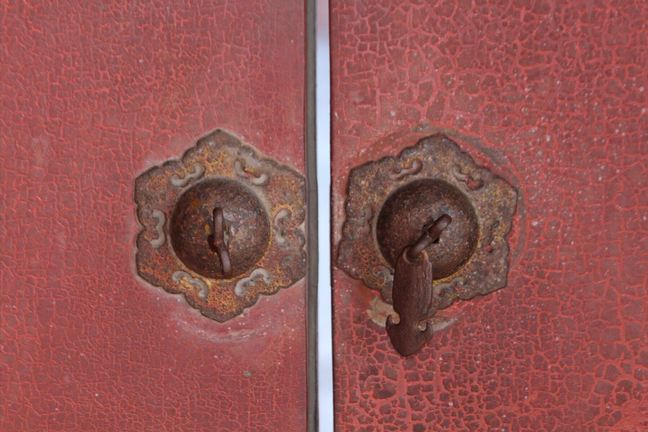 CLOSE-UP OF RUSTY METAL GATE