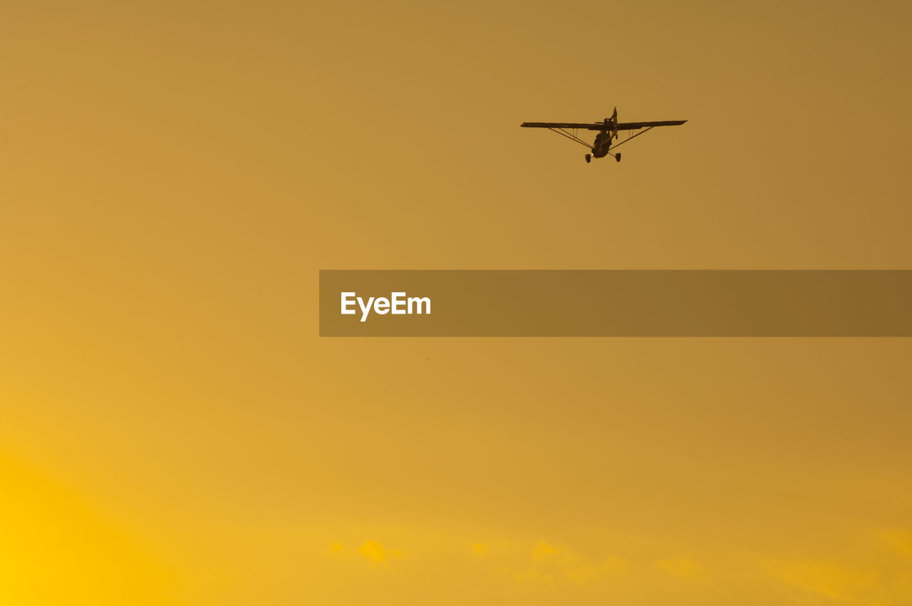 LOW ANGLE VIEW OF AIRPLANE AGAINST SKY