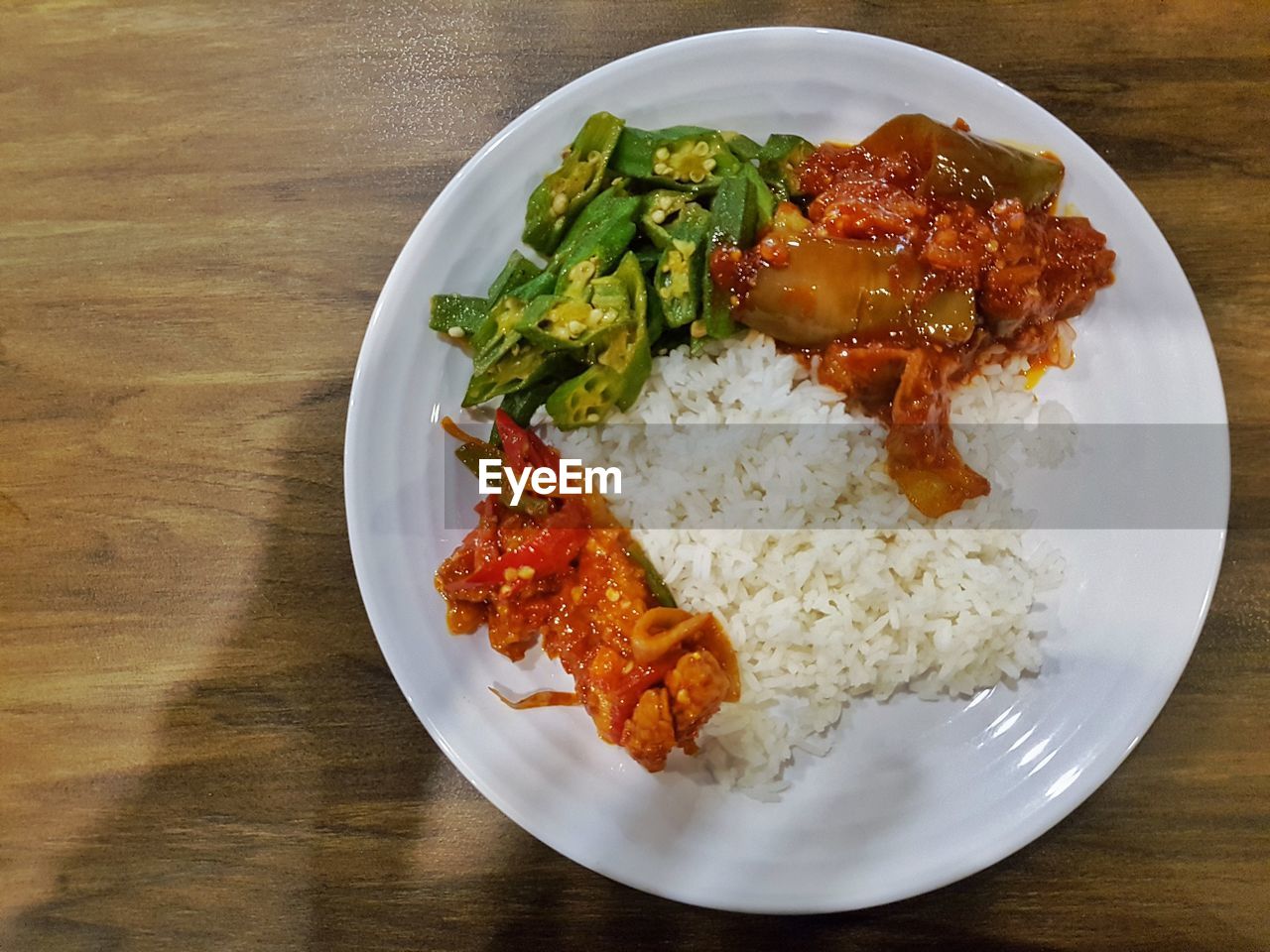 HIGH ANGLE VIEW OF FOOD IN PLATE