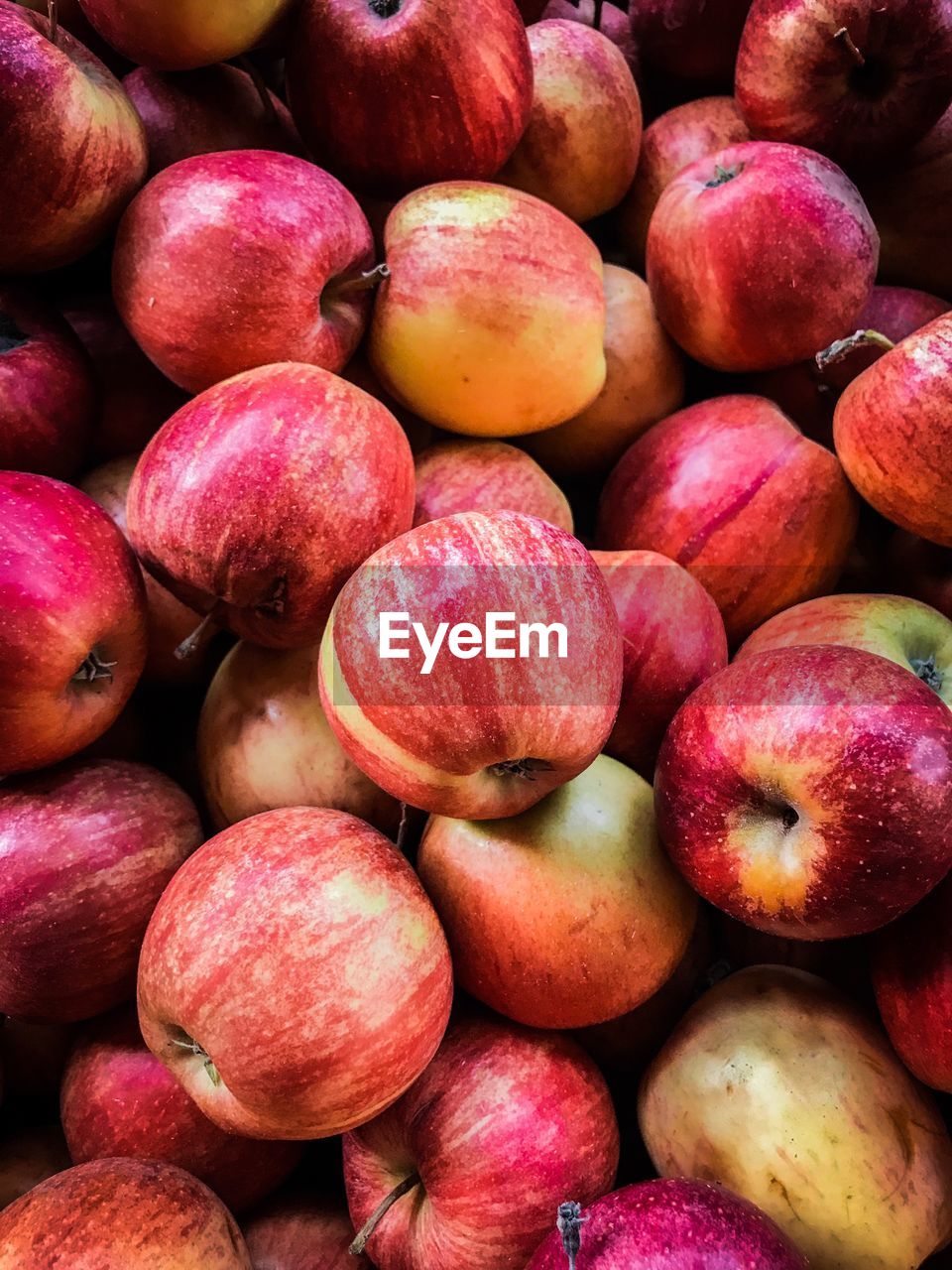 FULL FRAME SHOT OF APPLES AT MARKET STALL