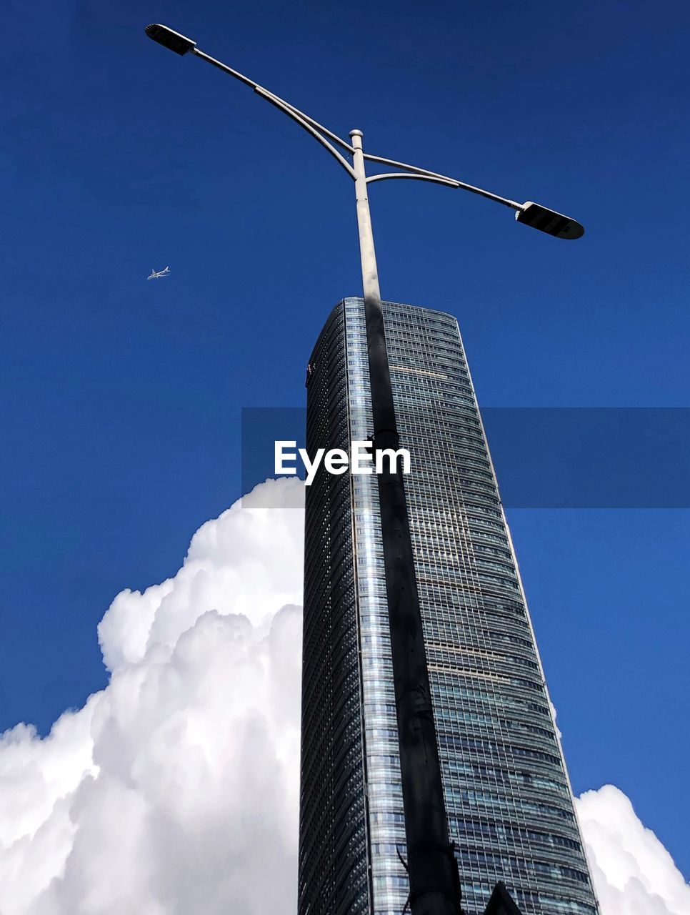 LOW ANGLE VIEW OF SKYSCRAPER AGAINST BLUE SKY