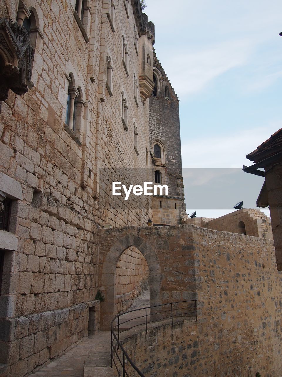 LOW ANGLE VIEW OF HISTORICAL BUILDING