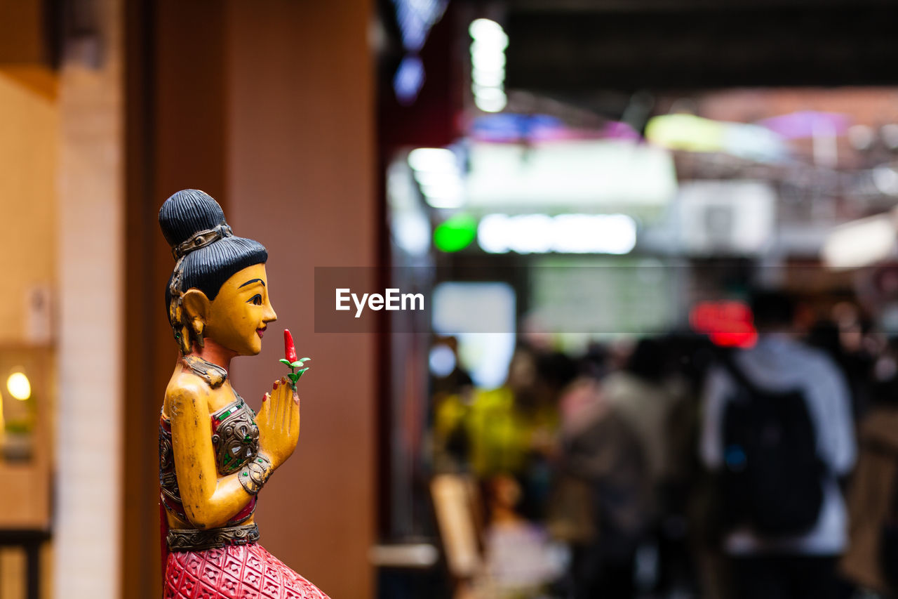 Female sculpture at market
