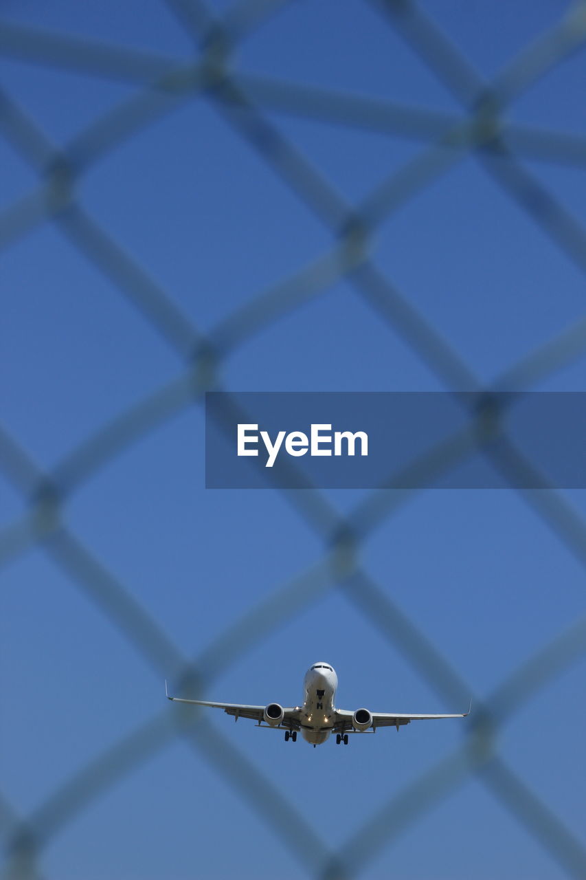 Plane between the gate, at the airport, as it arrives at its destination