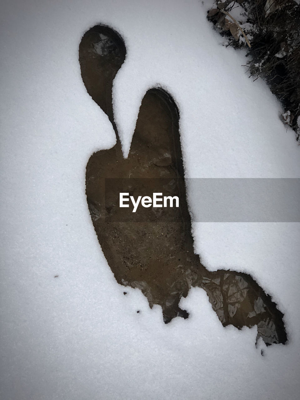 HIGH ANGLE VIEW OF SNOW ON FIELD