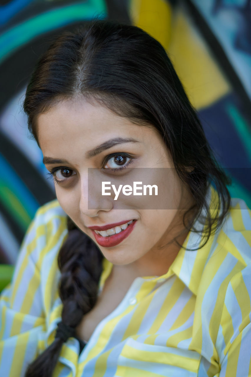 CLOSE-UP PORTRAIT OF YOUNG WOMAN