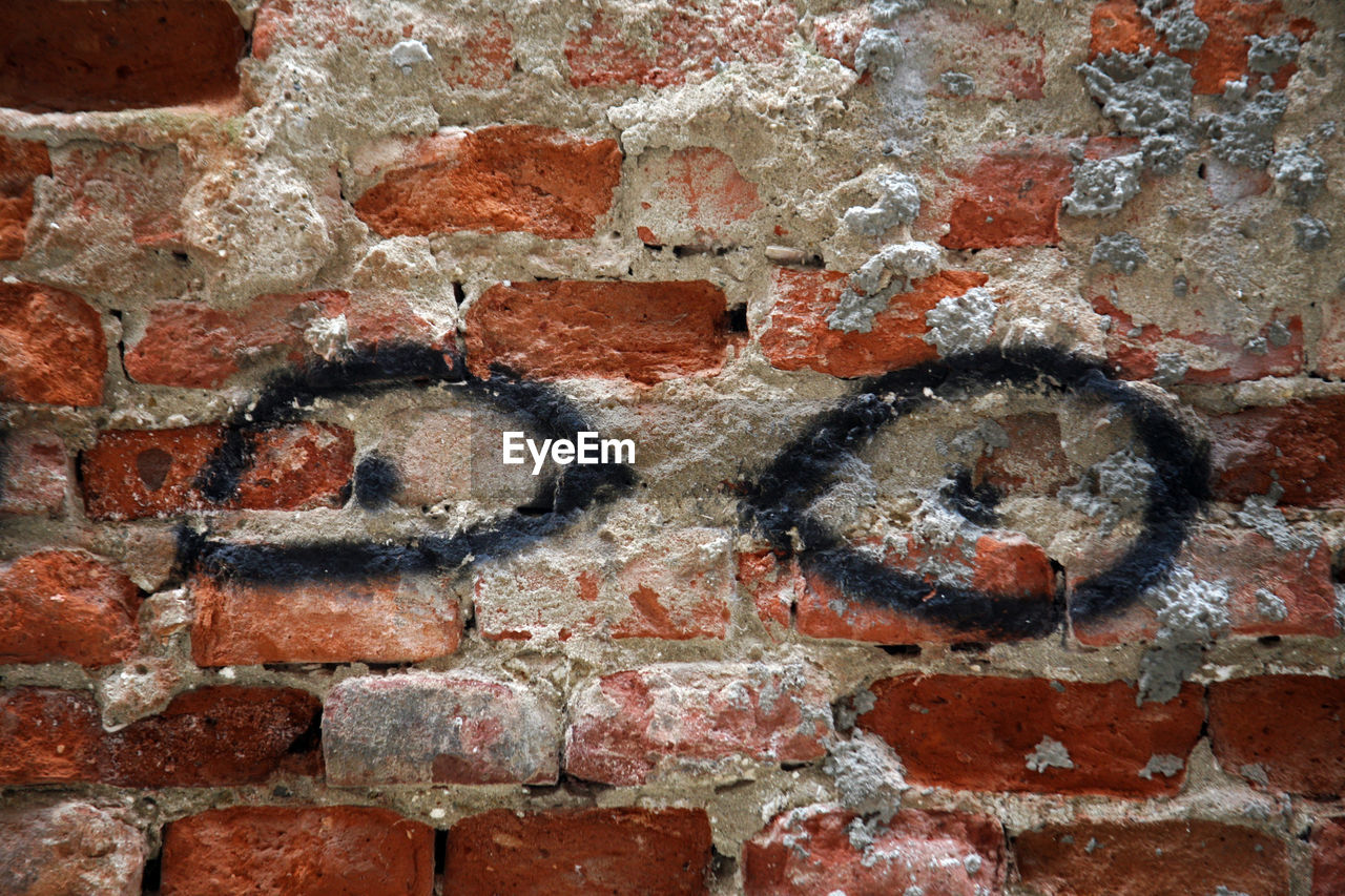 CLOSE-UP OF BRICK WALL