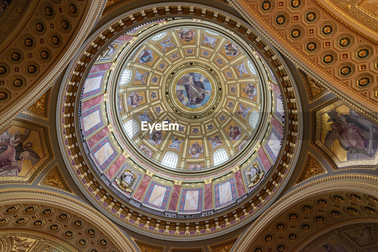 LOW ANGLE VIEW OF ORNATE CEILING OF BUILDING