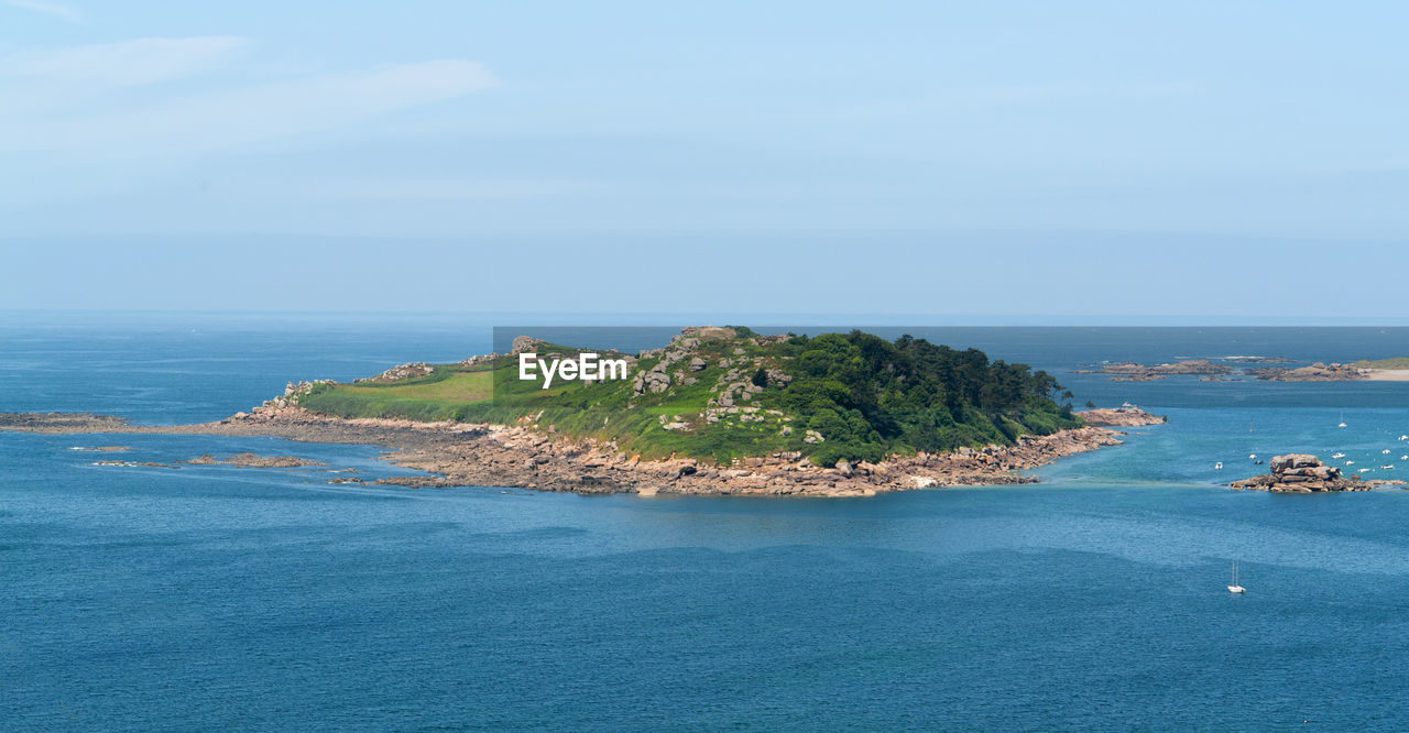 SCENIC VIEW OF SEA AND BAY AGAINST SKY