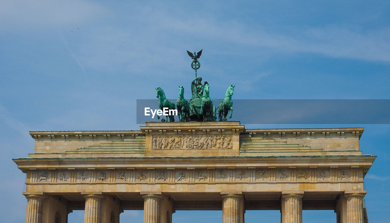 LOW ANGLE VIEW OF STATUE AGAINST SKY IN CITY