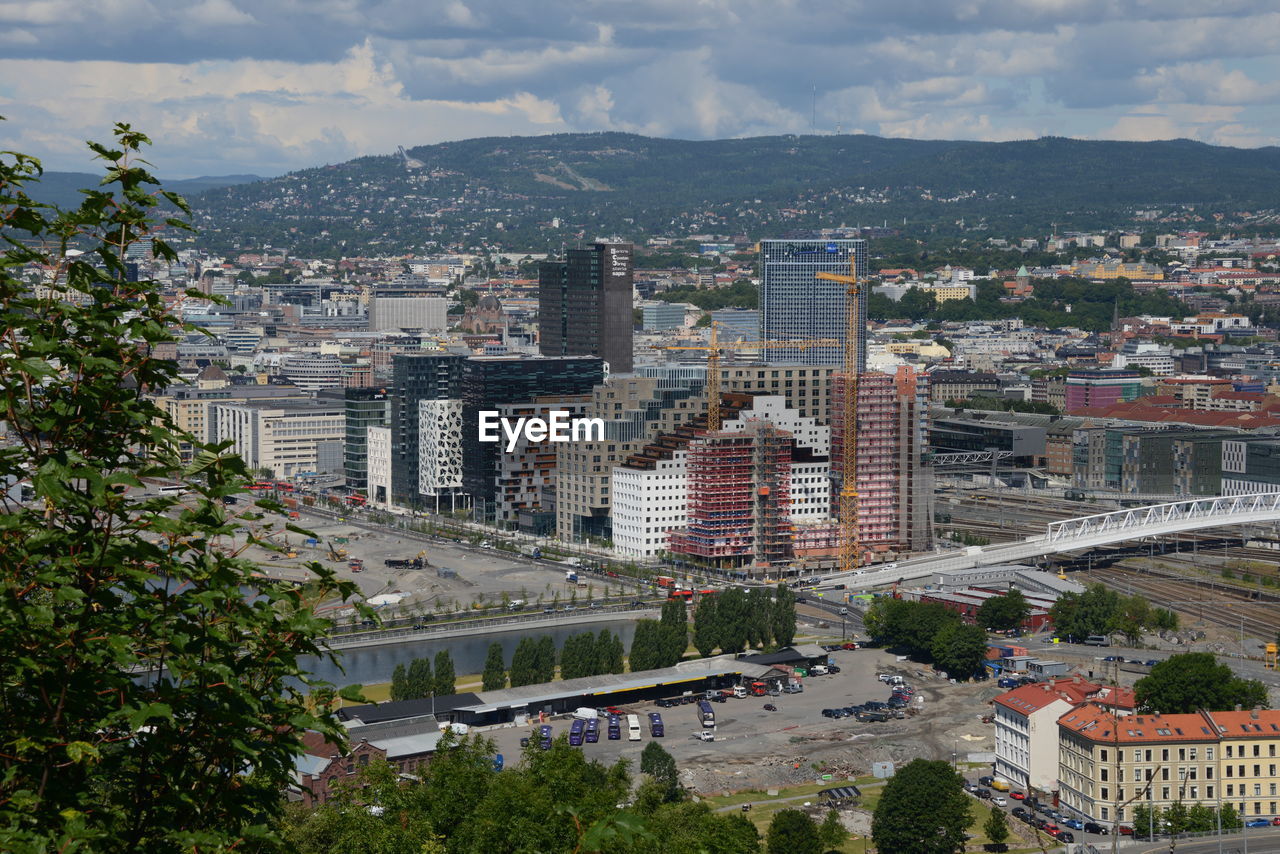 HIGH ANGLE VIEW OF BUILDINGS IN CITY