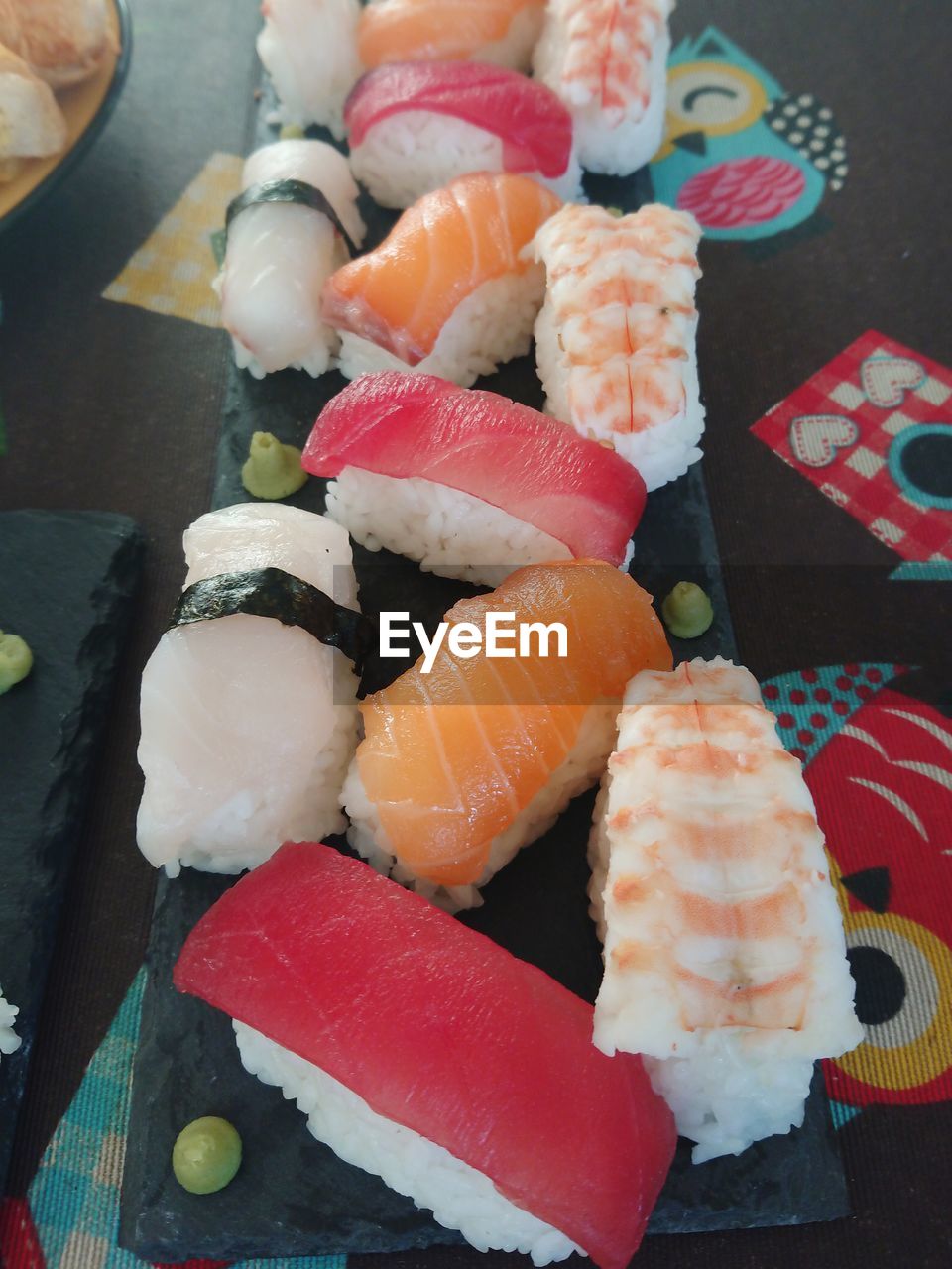 HIGH ANGLE VIEW OF SUSHI SERVED ON PLATE