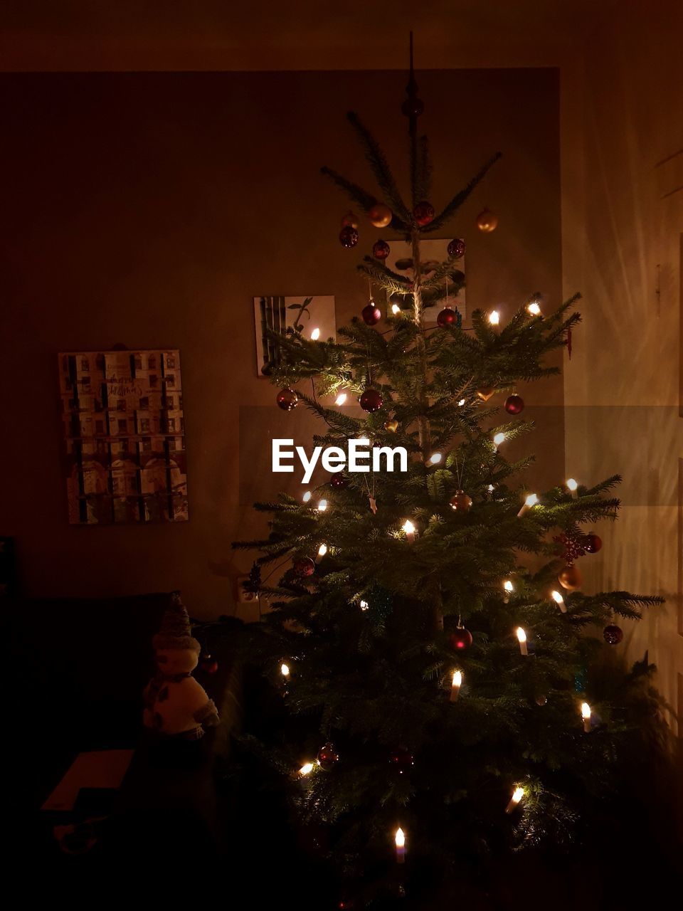 ILLUMINATED CHRISTMAS TREE IN HOME
