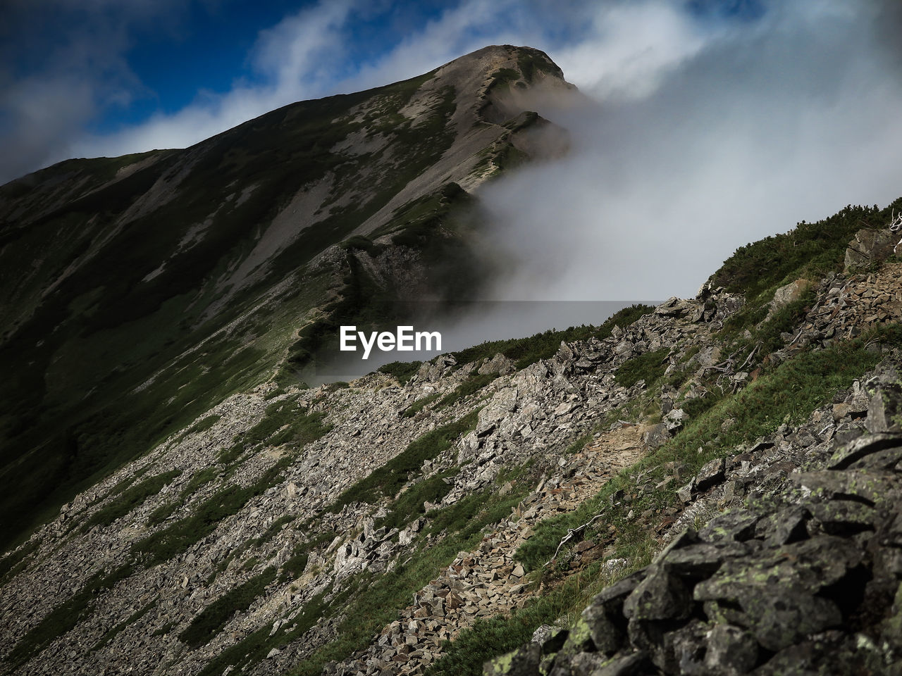 PANORAMIC VIEW OF VOLCANIC MOUNTAIN AGAINST SKY