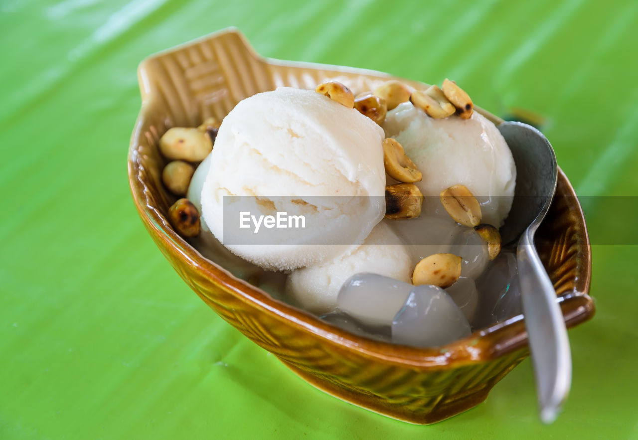 HIGH ANGLE VIEW OF ICE CREAM IN BOWL ON TABLE