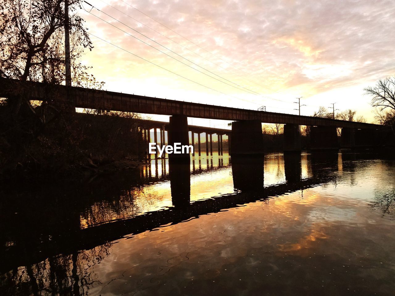 BRIDGE OVER RIVER AGAINST SKY