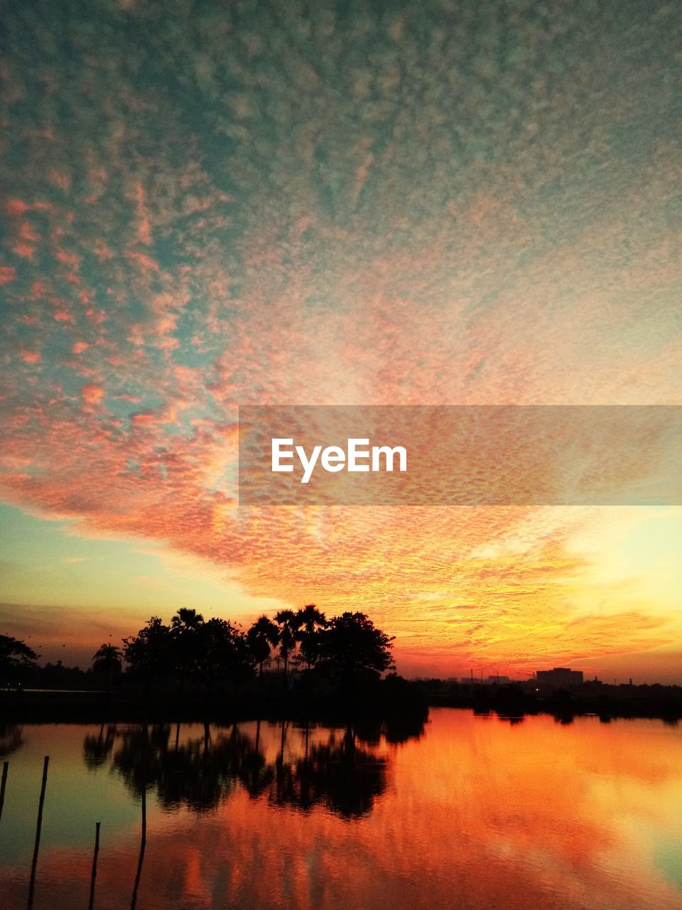 SCENIC VIEW OF LAKE AGAINST ROMANTIC SKY DURING SUNSET