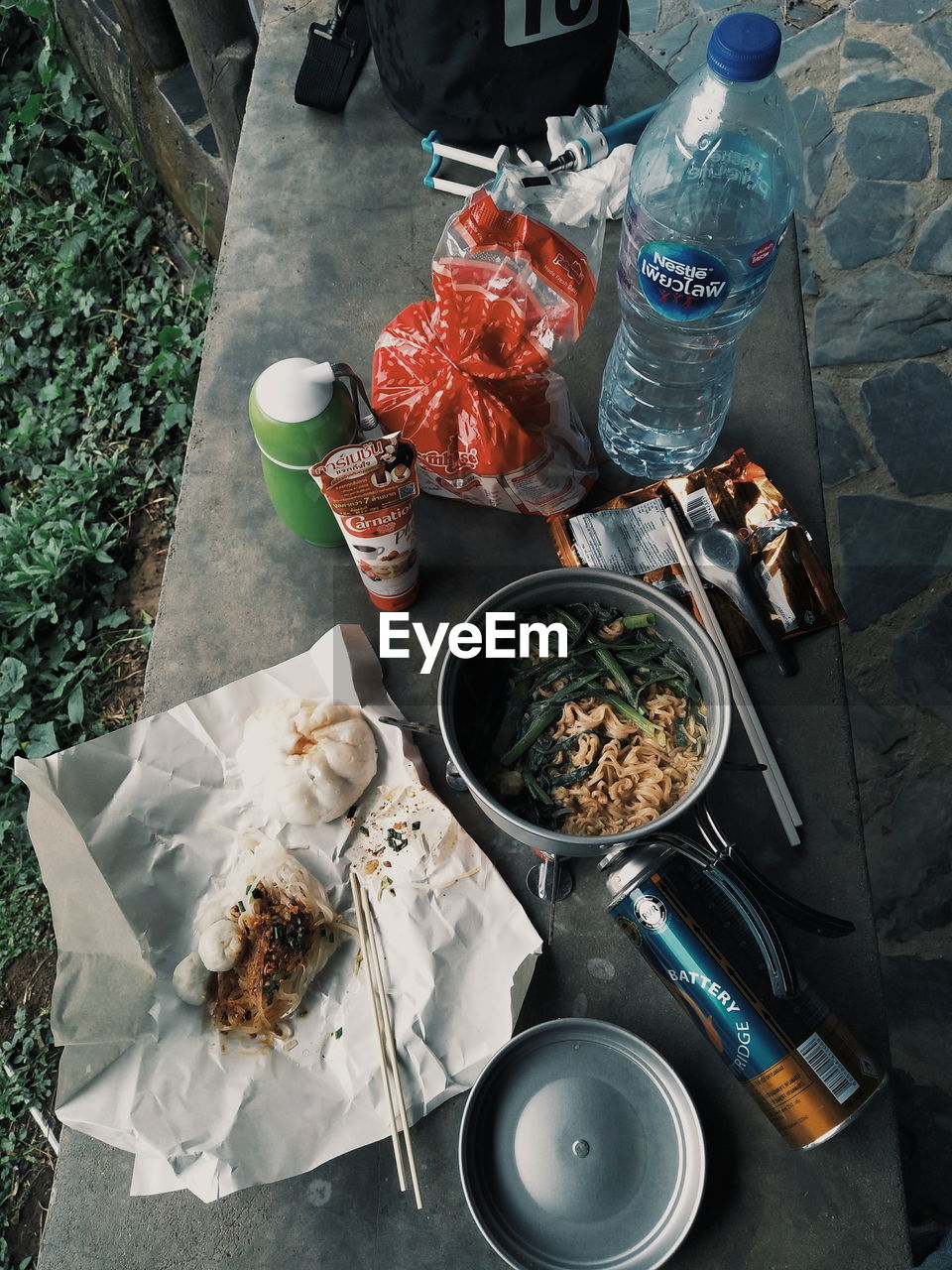 HIGH ANGLE VIEW OF FOOD SERVED IN PLATE ON TABLE