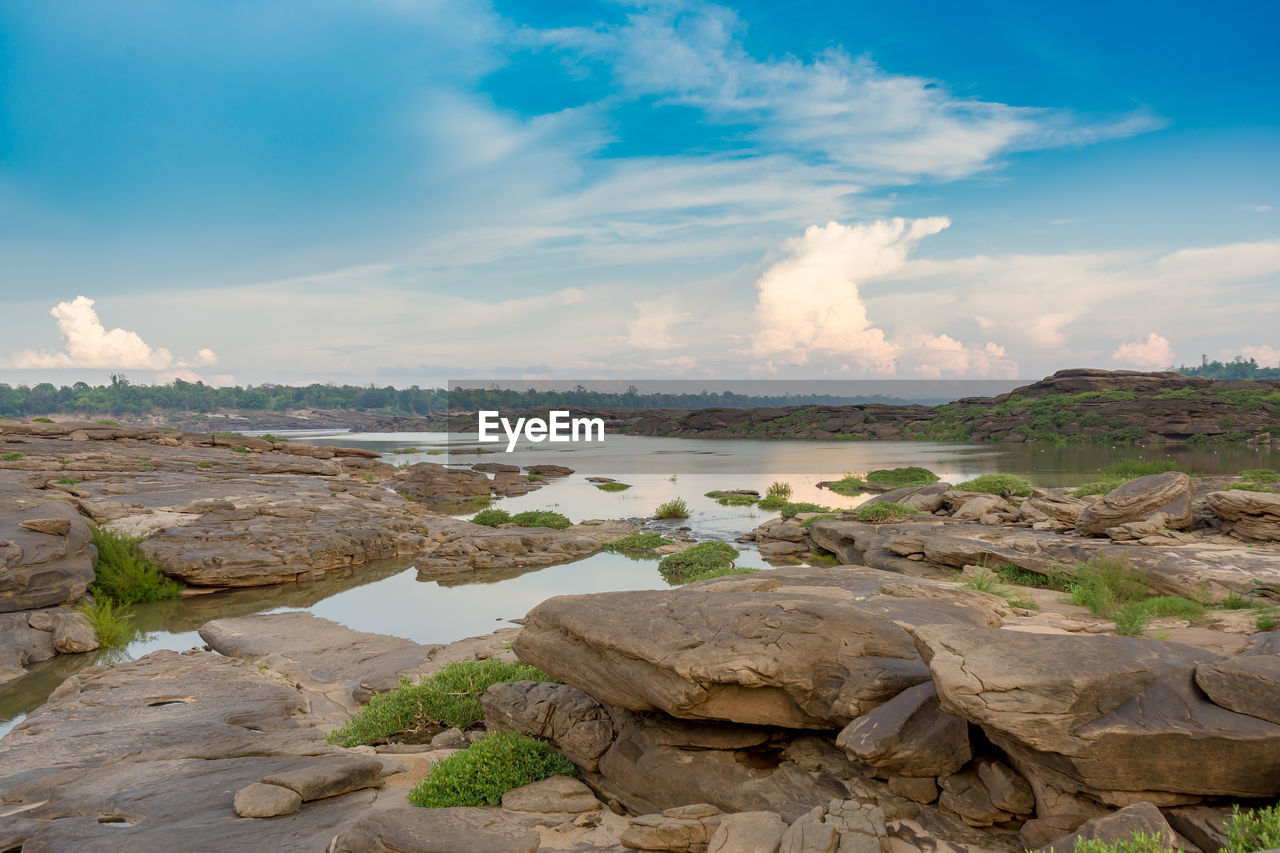 SCENIC VIEW OF ROCKS ON LAND AGAINST SKY