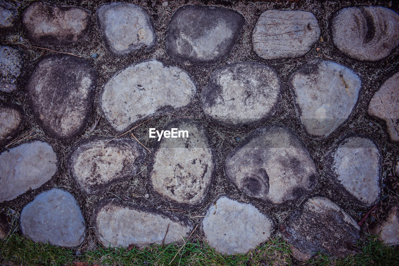 FULL FRAME SHOT OF STONE WALL