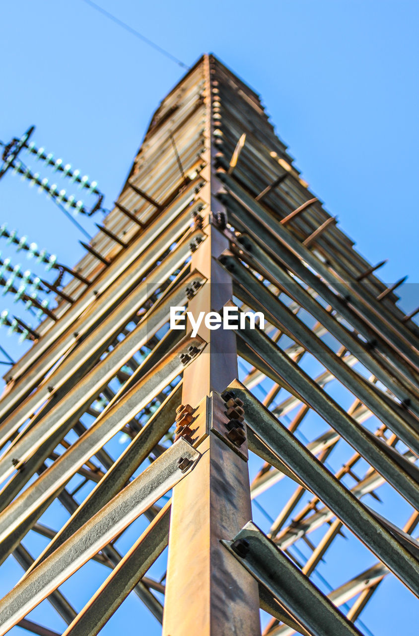 LOW ANGLE VIEW OF MODERN BUILDING AGAINST SKY