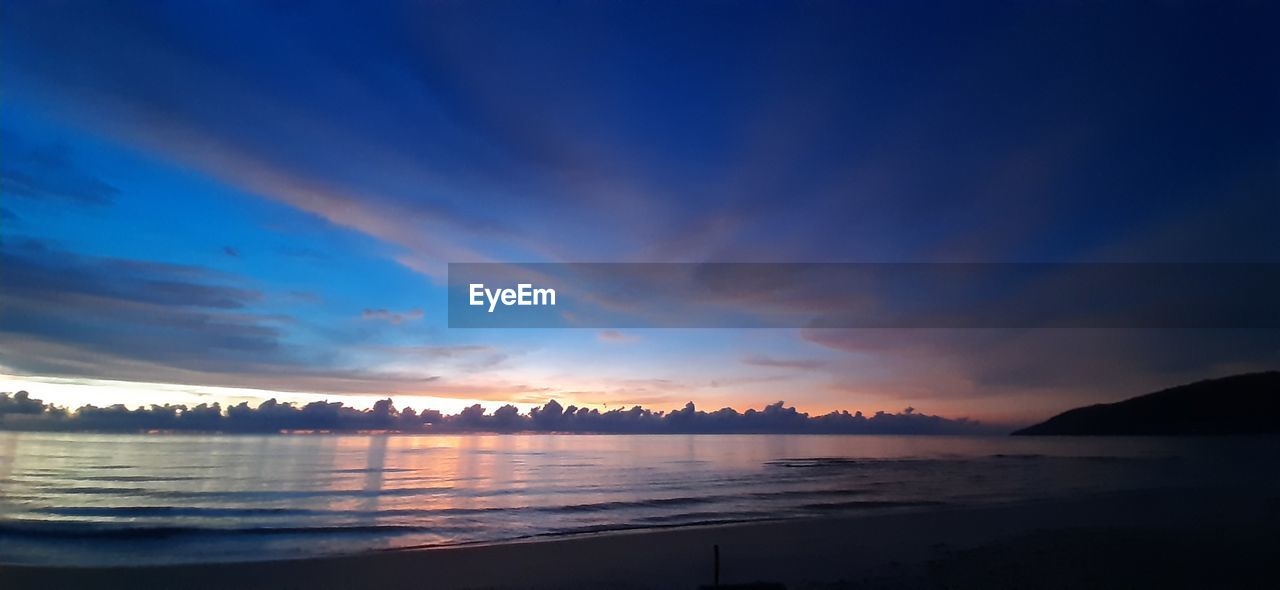 SCENIC VIEW OF SEA AGAINST SKY AT SUNSET