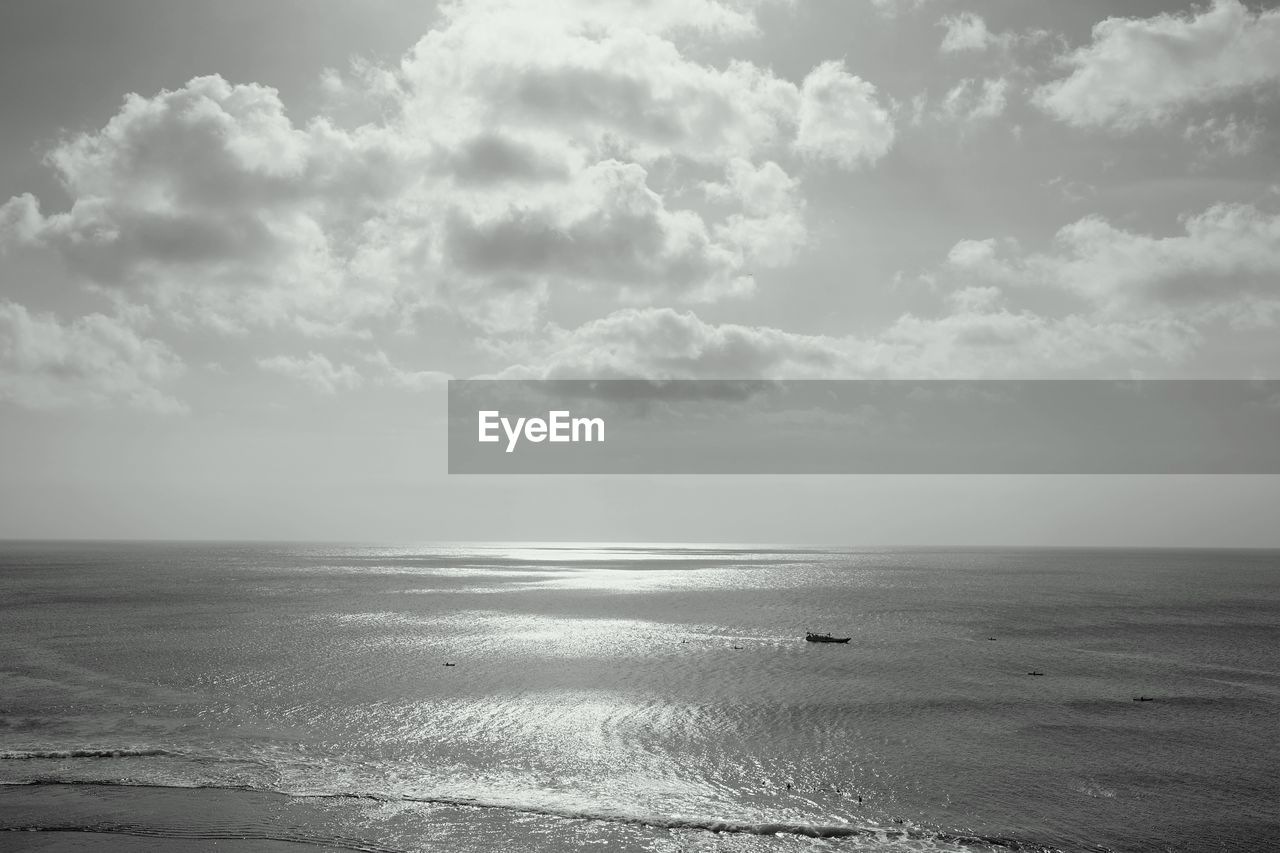 SCENIC VIEW OF SEASCAPE AGAINST CLOUDY SKY