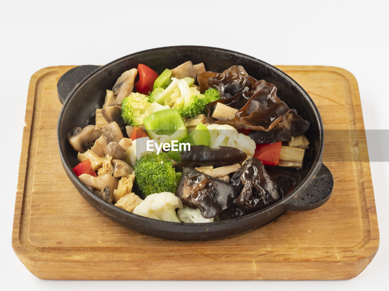 HIGH ANGLE VIEW OF FOOD IN PLATE ON TABLE