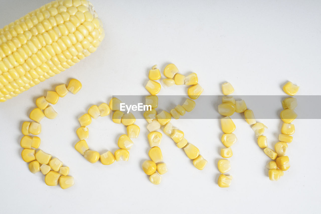 HIGH ANGLE VIEW OF CUPCAKES ON WHITE BACKGROUND