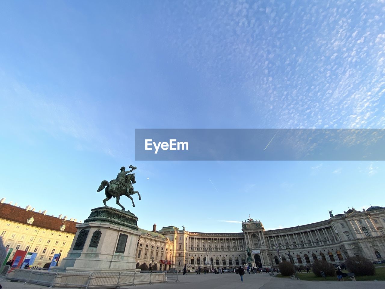 LOW ANGLE VIEW OF STATUE OF HISTORICAL BUILDING