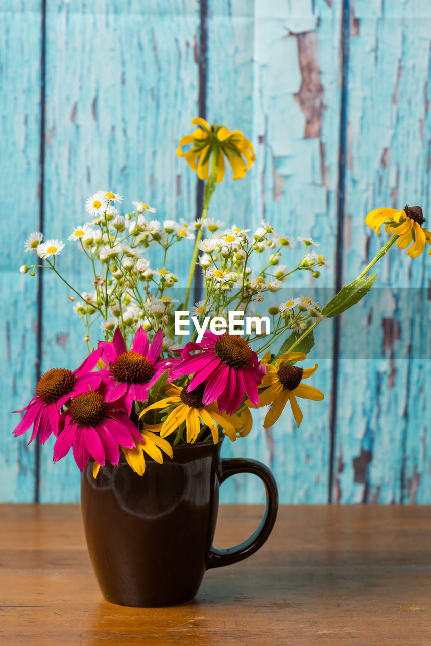 CLOSE-UP OF YELLOW FLOWER IN VASE